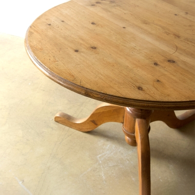 Early 20th Century Irish Round Pine Table