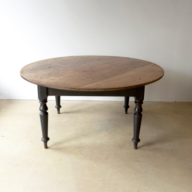 Late 19th Century Large Round Colonial Table